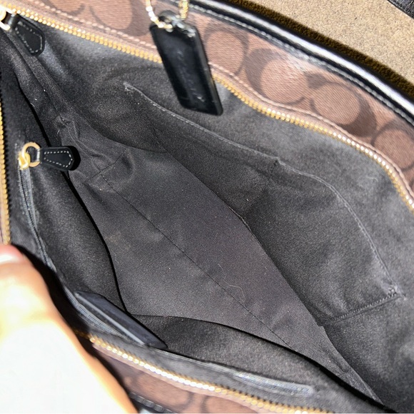 Coach fashionable tote, every day bag, women’s accessory, affordable fashion - Picture 6 of 7
